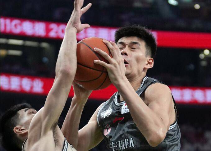 新合同期限到2026年，奥斯梅恩的工资将大幅提升，合同中包含解约金条款，球员预计明年1月将留在那不勒斯。